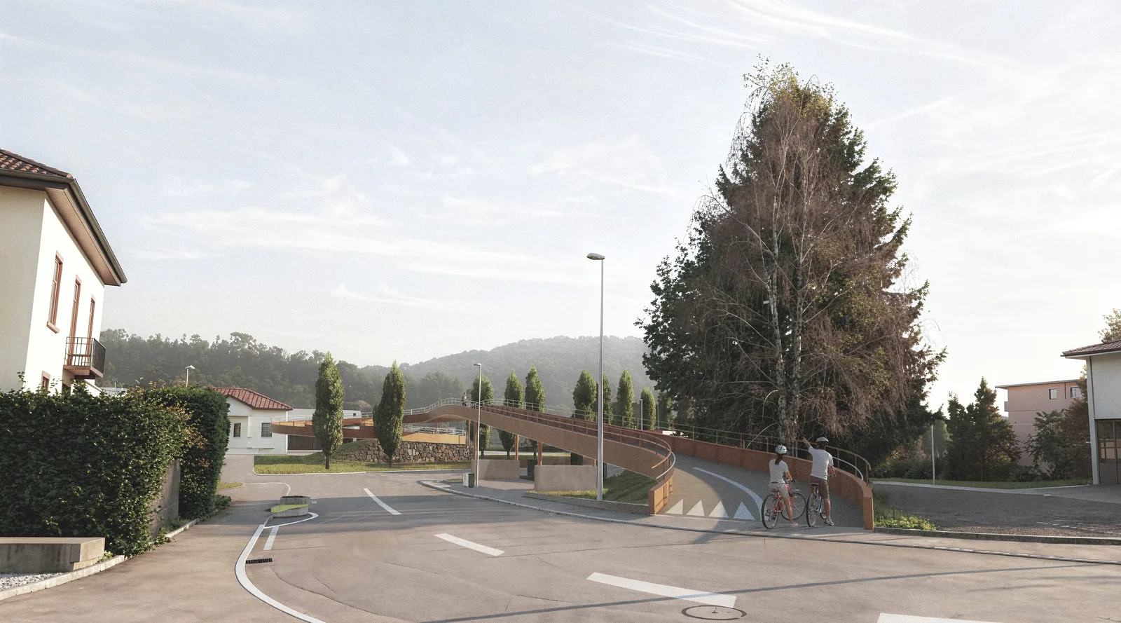 Visualisation : rue à Stabio, la rampe de la passerelle descend au sol à côté d’un grand sapin, deux cyclistes l’empruntent